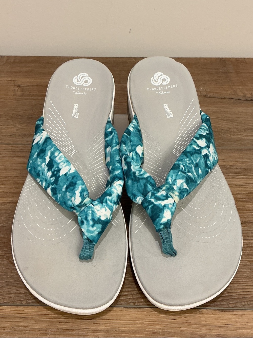 Clarks Arla Glison Teal & White Cloudsteppers Fabric Thong Sandals, size 11